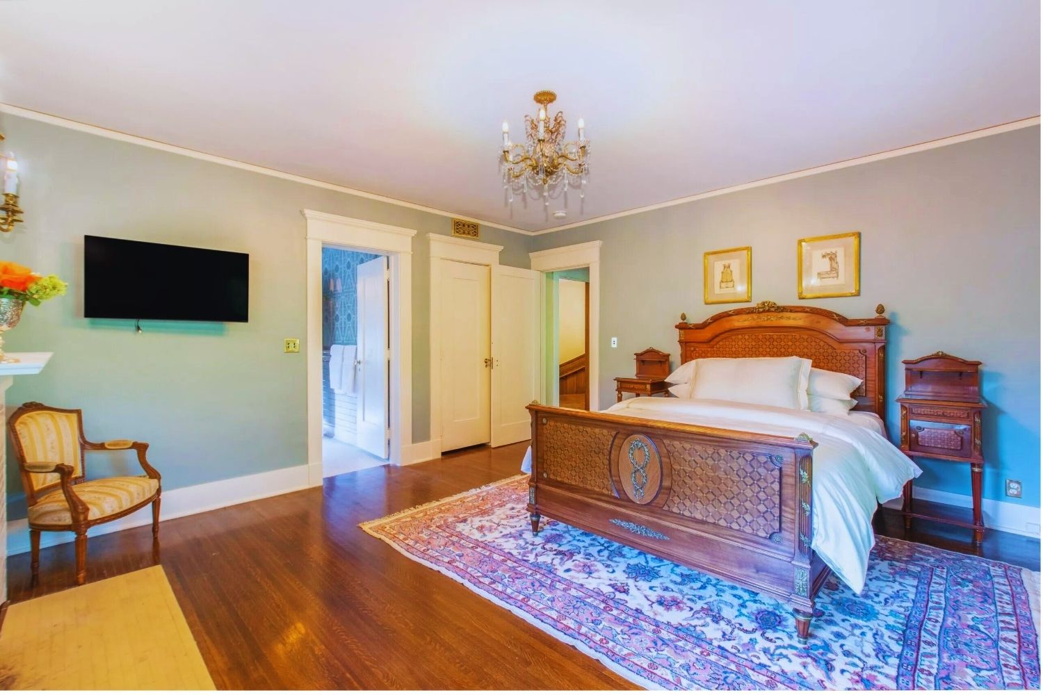 Queen bed with vintage décor in a historic bed and breakfast in Lincoln, Nebraska